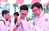 [ẢNH] Nữ sinh Hà Nội bật khóc trong ngày bế giảng